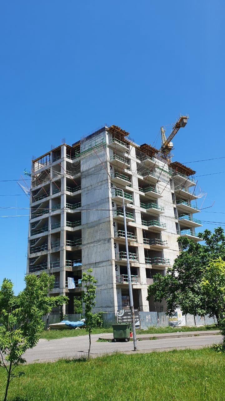 ქუჩის დონიდან ჩანს რეალური მისამართი.